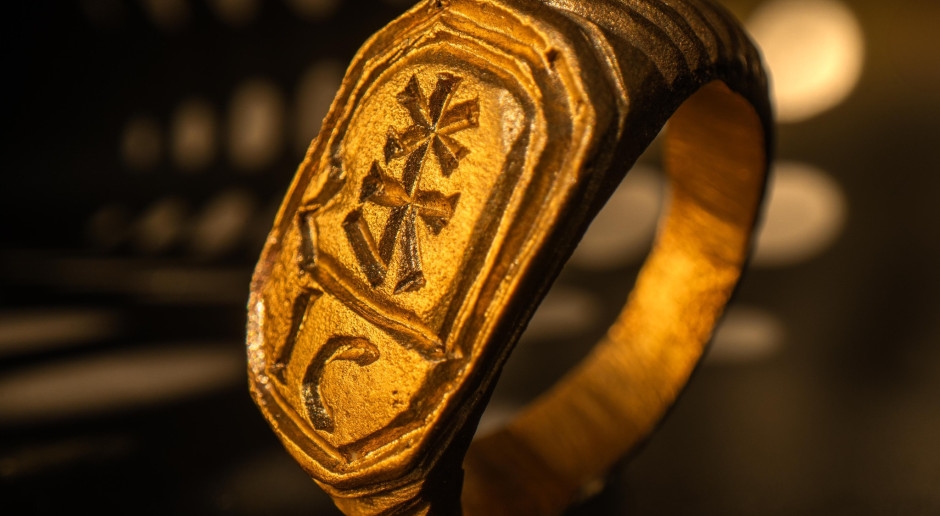 Una scoperta straordinaria a Cracovia. Un anello con sigillo vecchio di secoli è stato trovato tra le rovine del castello di Wawel