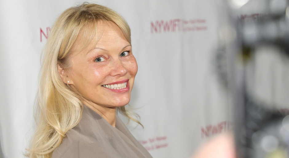 Pamela Anderson si è tagliata drasticamente i capelli. Questo caschetto alla Giovanna d'Arco è un successo assicurato!