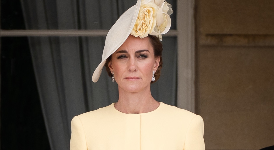 Düşes Kate neyin trend olduğunu biliyor. Sezonun en moda rengi olan "çıplak tırnaklar"ı tercih etti