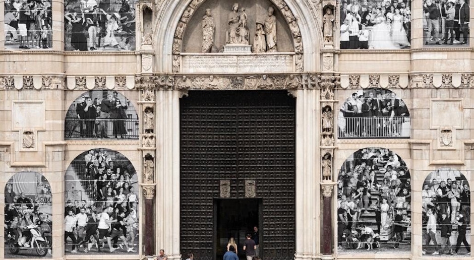 "Who are you, Naples?" An extraordinary mural transformed the Cathedral of St. Januarius into a monumental canvas