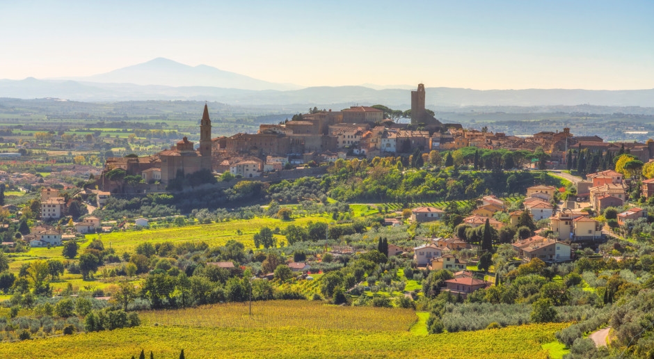 Les Italiens se battent contre des moulins à vent. En arrière-plan, une dispute autour du paysage légendaire du tableau de la Joconde