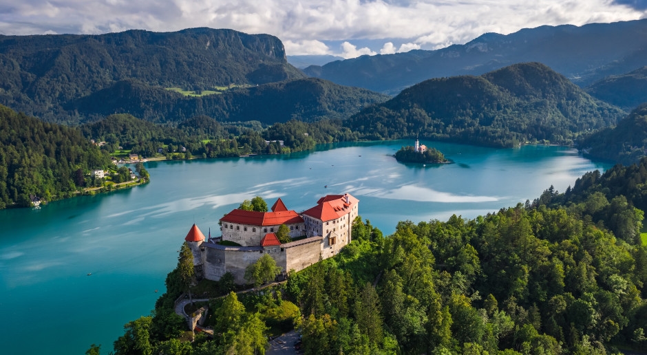 Auf dem Weg nach Kroatien sollten Sie Bled besuchen. In einer märchenhaften Umgebung entsteht ein neuer Tempel zeitgenössischer Kunst