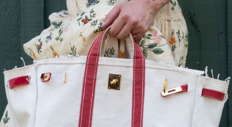 L'iconica Birkin ha una sorella minore. La nuova it-bag per l'estate 2025 è la quintessenza del "lusso Riviera".