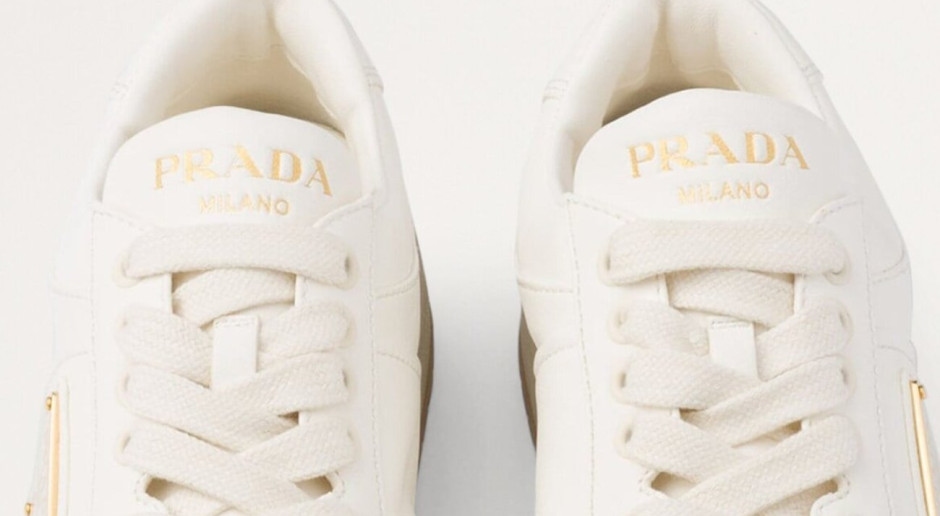Un'altra sneaker bianca? Scordatelo. Nell'estate del 2025, questo colore è l'unica cosa che conta.