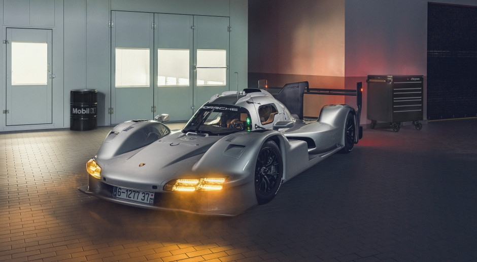Porsche presenta el 963 RSP. Es una versión de carretera del coche de carreras de Le Mans.