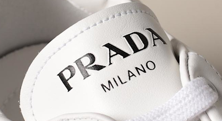 Las zapatillas blancas ya pasaron de moda. En el verano de 2025, este es el único color que importa.