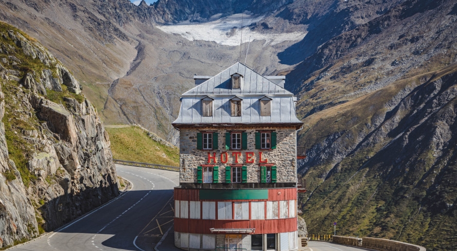 A rainha britânica, o Papa e James Bond já se hospedaram aqui. Um hotel abandonado nos Alpes é um sucesso nas redes sociais.