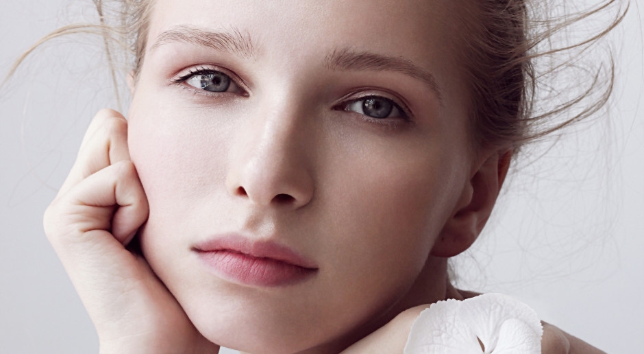 These trendy nails for fall and winter 2025 are inspired by the light of an angel. Who is best suited to them, and how do you create ANGEL NAILS?