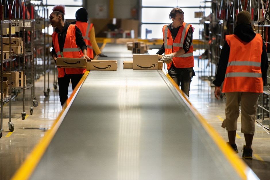 The e-commerce giant is gearing up for the holidays. It will hire an additional 250,000 people before Christmas.