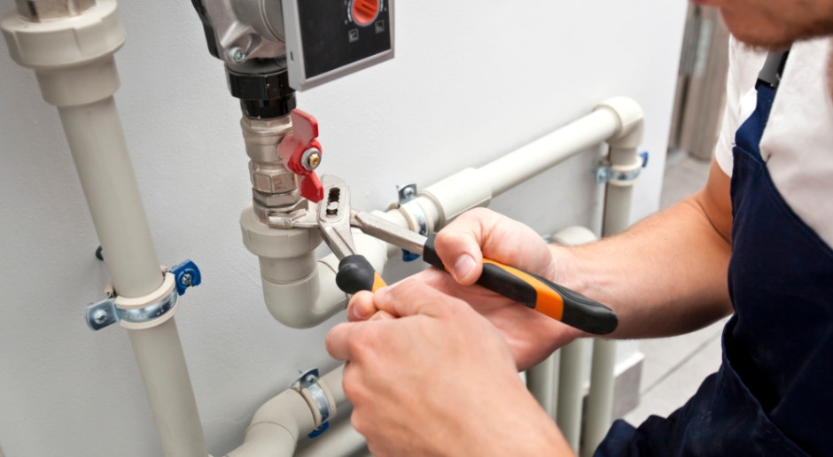 He replaced his old furnace with a heat pump and photovoltaics. Instead of saving, he now pays a fortune