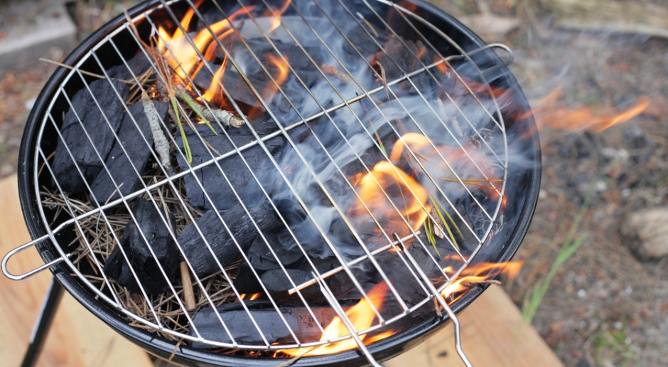 Beachten Sie die Vorschriften. Geldstrafe oder sogar Haft für das Grillen auf einem Balkon oder in einem Park