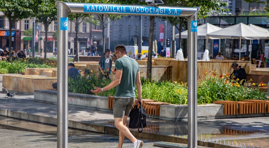 The heat is taking its toll on cities. Water curtains to cool down