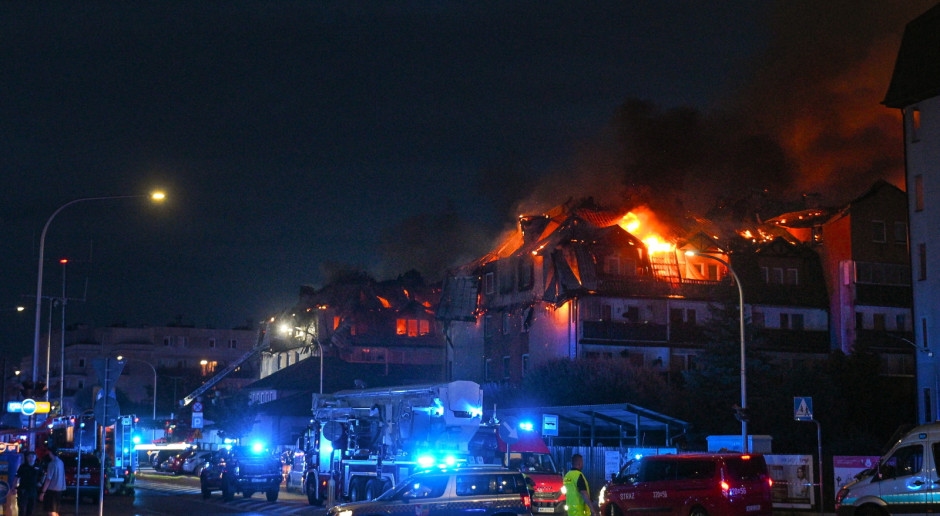 Un enorme incendio a Ząbki. Due condomini stanno bruciando. I vigili del fuoco sono stati chiamati dalle contee vicine.
