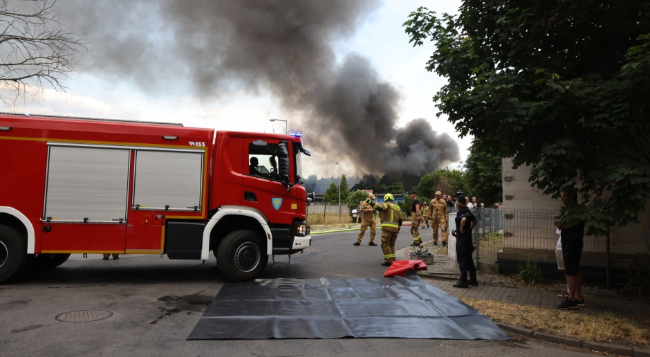 Fire in a warehouse in Kędzierzyn-Koźle. Fight for neighboring buildings continues. RCB warns