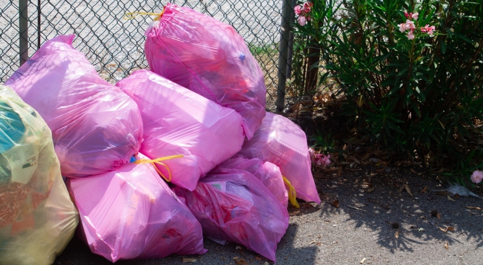 Basta con i sacchetti della spazzatura gratuiti. Non sono né ecologici né economici.