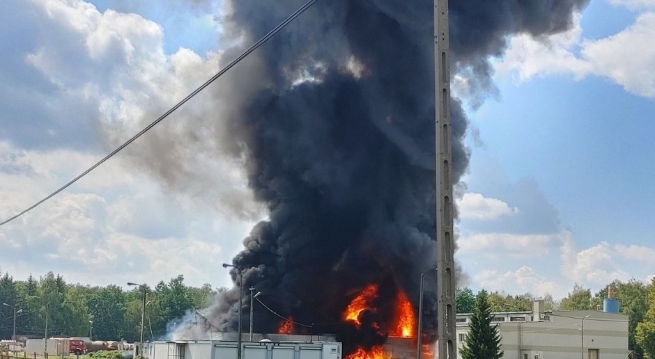 Een chemische opslagplaats in Sochaczew heeft brand gevat. Er wordt geblust.