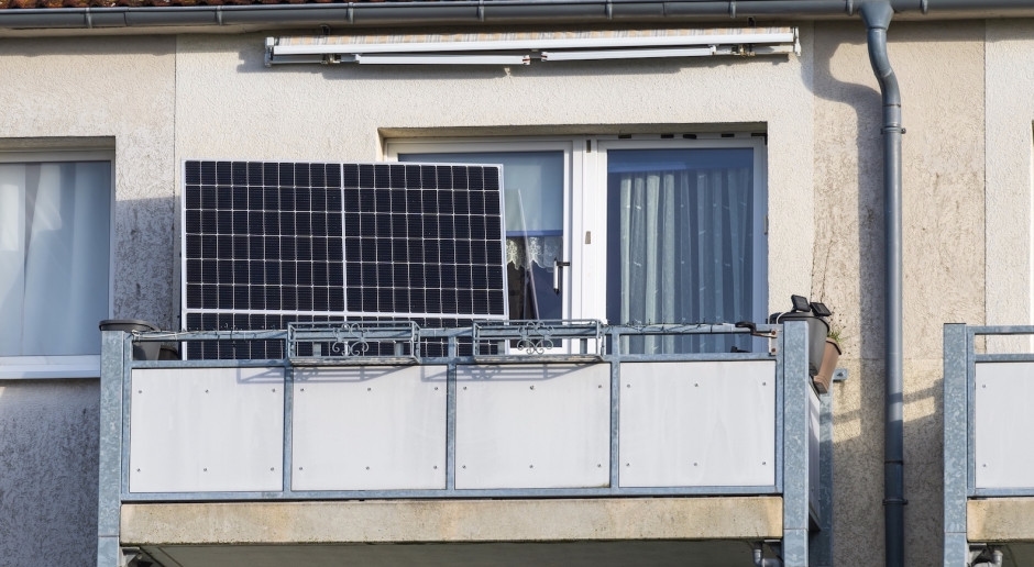 Un inquilino dovrà affrontare un processo per aver installato un impianto fotovoltaico sul suo balcone. Non ha vissuto abbastanza a lungo per vedere la deregulation.