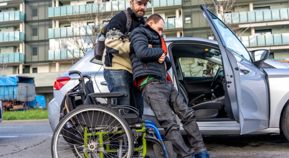 Gemeenten eisen de teruggave van betaalde zorgtoeslag. De Ombudsman Mensenrechten onderzoekt de zaak.