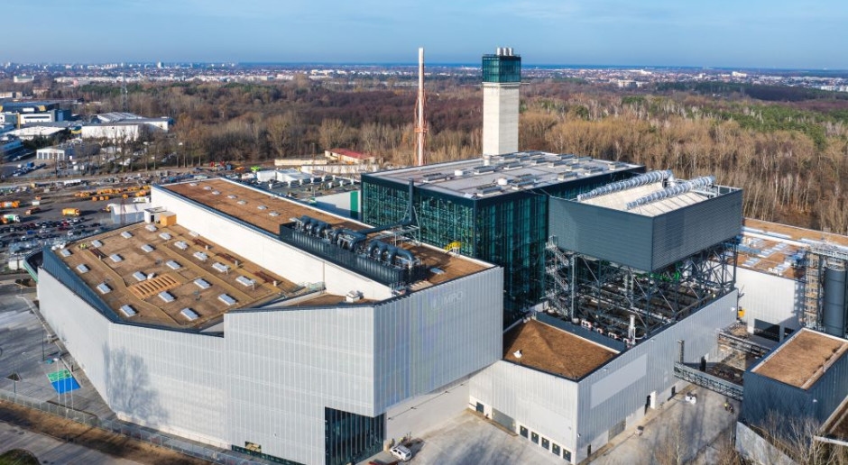 De verbrandingsoven van 2 miljard zloty is nog steeds niet open, maar er is al 125.000 ton afval verbrand.