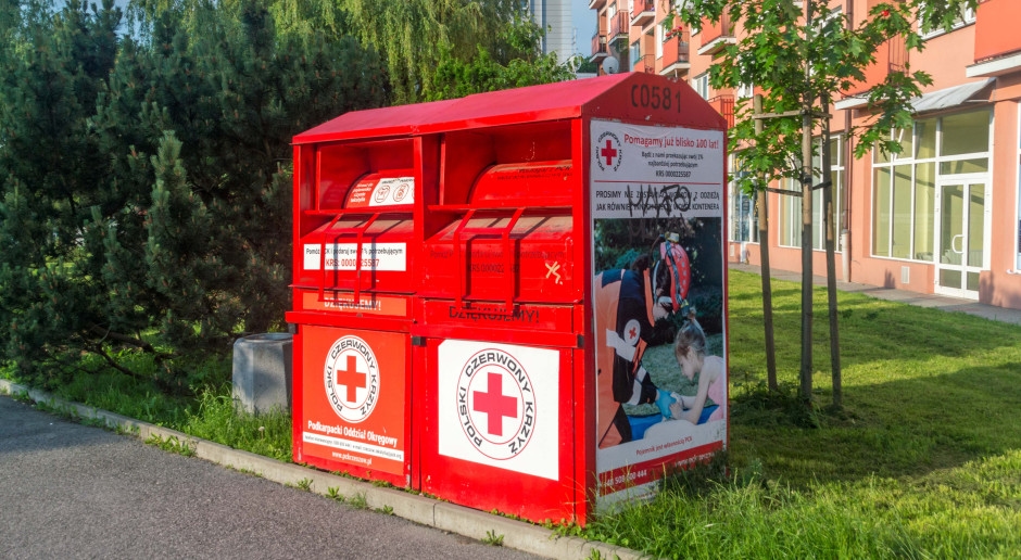Chaos nach der Verordnungsänderung. Textilien können nicht weggeworfen werden, Behälter verschwinden.
