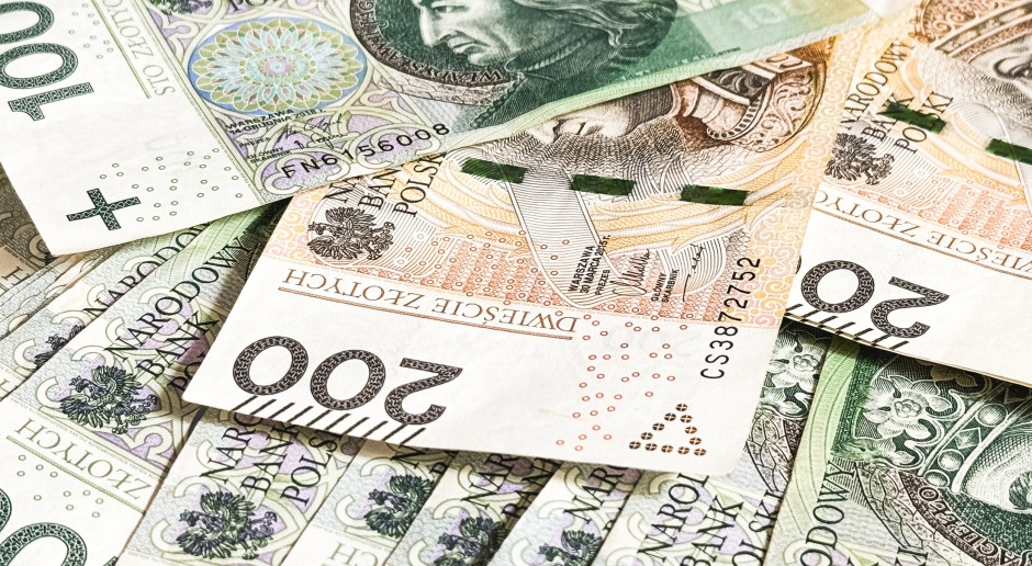 Mais PLN 1.046,76. A partir de 1º de julho: PLN 8.345,35. Não pode haver menos no cinturão nestas competições.