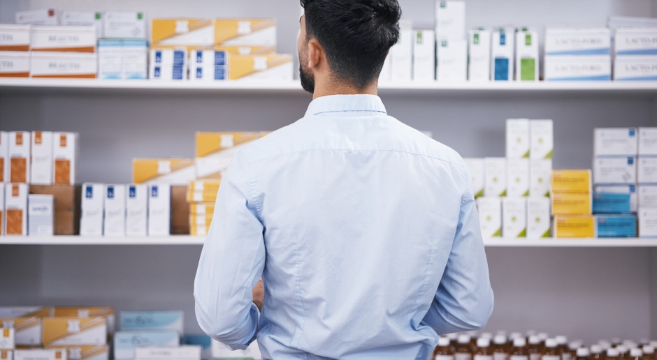 Uma situação surpreendente na farmácia: filho adulto afasta farmacêutico do trabalho