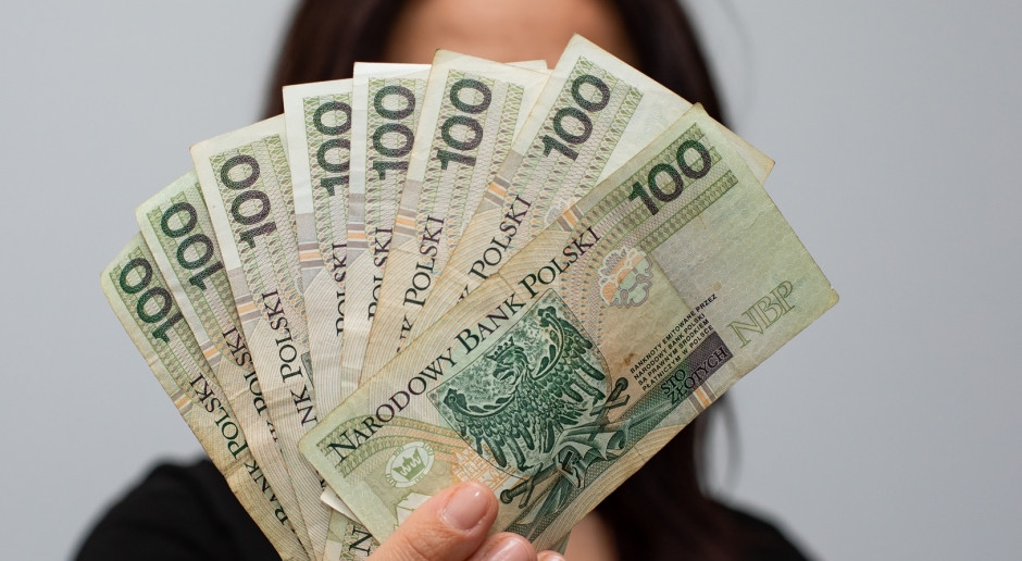 5.636,73 PLN von der Sozialversicherungsanstalt (ZUS) – Polen beeilten sich, die neue Leistung zu erhalten. Wir wissen, wann die ersten Zahlungen erfolgen