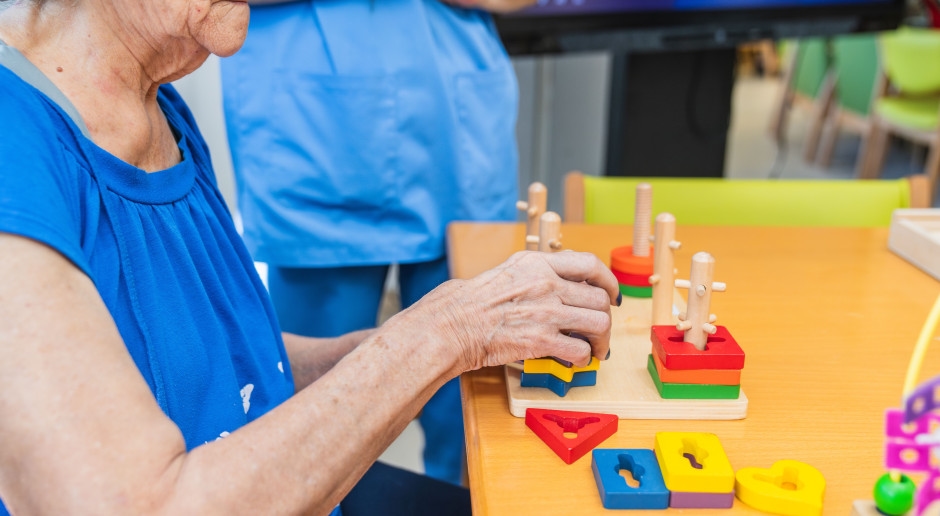 Alzheimer hastalığı olan kişiler için yeni bir ilaç. İki yıllık bir çalışmanın sonuçları sunuldu.
