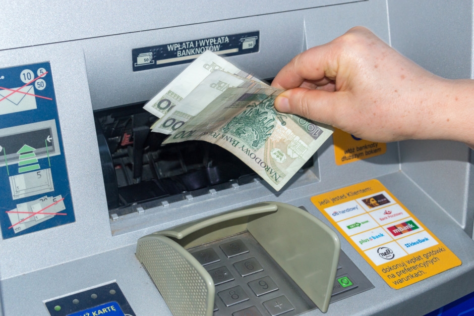 People are withdrawing money en masse. What's happening?