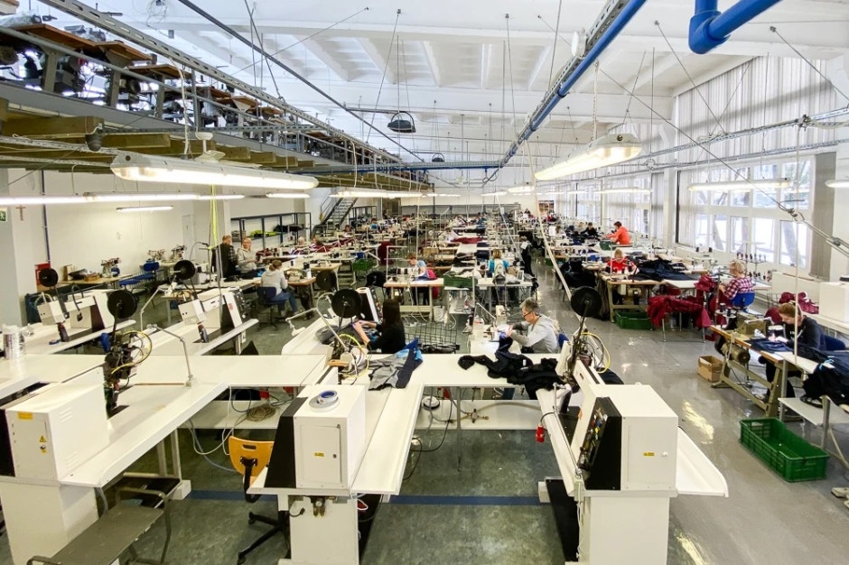 Il produttore di abbigliamento per i servizi in uniforme si rivolge al WSE