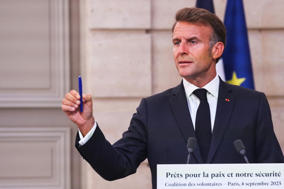 As finanças da França estão em péssimo estado. O governo está à beira do colapso.