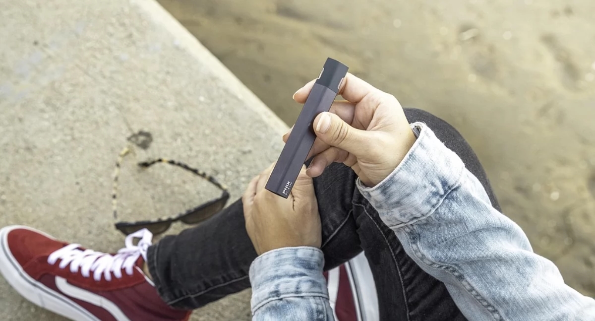 El Parlamento apoya la prohibición total de los cigarrillos electrónicos para menores. El proyecto fue aprobado por unanimidad.