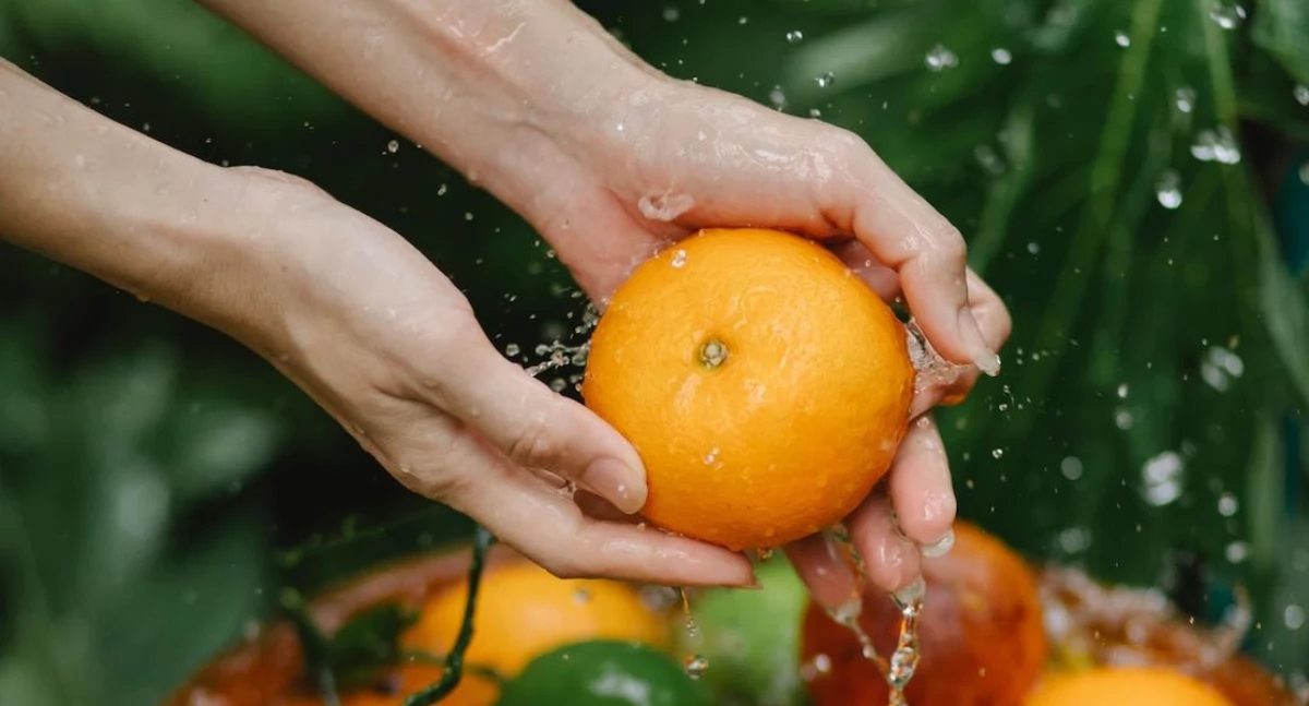 La Dott.ssa Magdalena Cubała-Kucharska consiglia: "Lavare accuratamente la frutta per evitare infezioni trasmesse dagli alimenti"