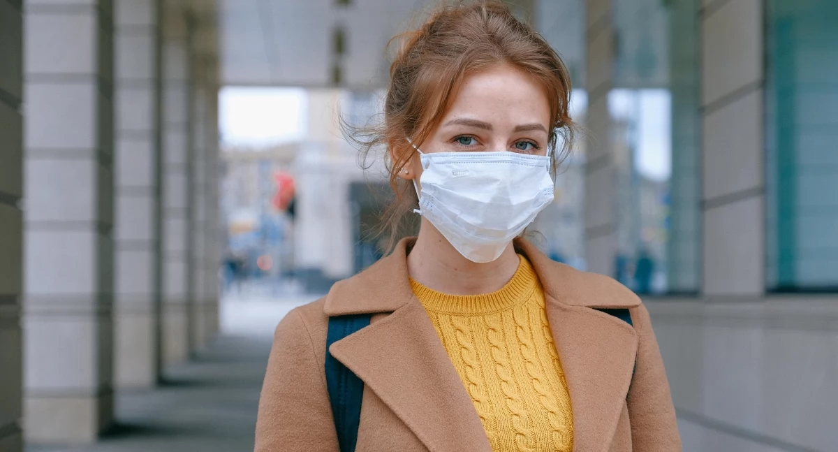 Nieuwe coronavirusvariant in Europa – loopneus, keelpijn en andere kwalen. Kan gemakkelijk worden verward met een allergie.