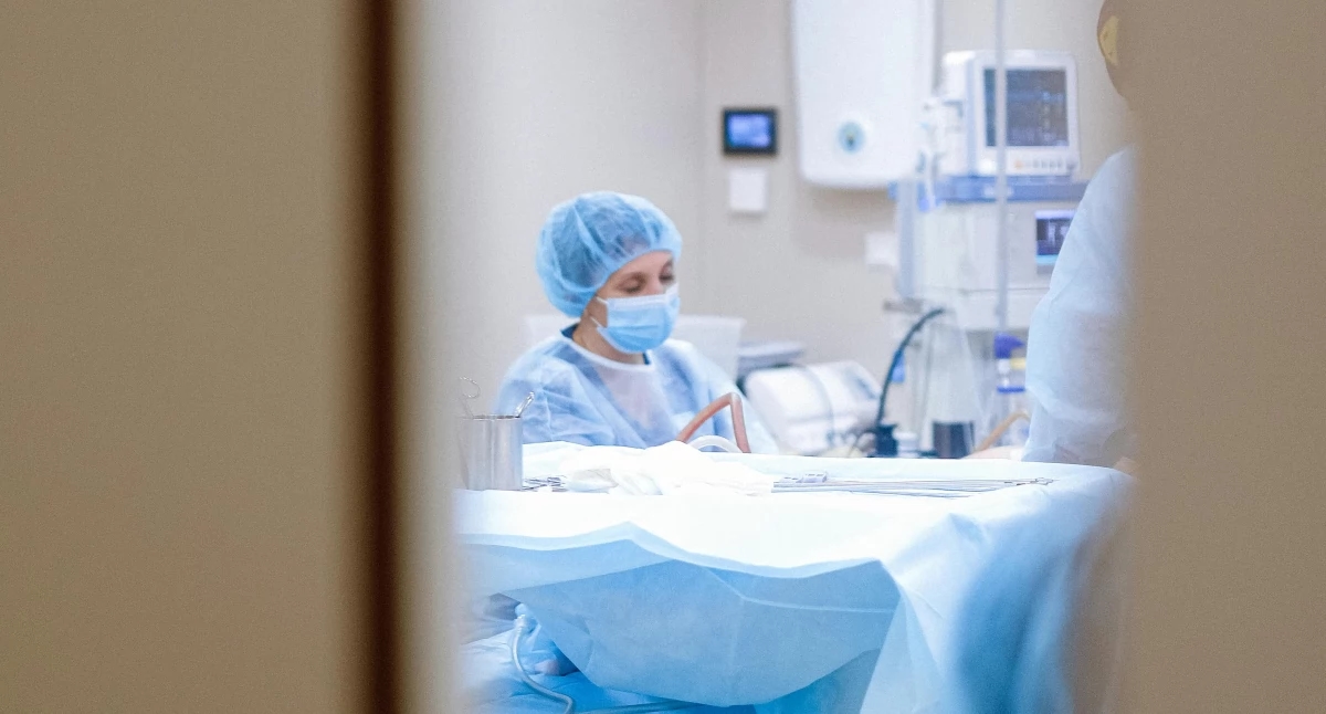 ¿Un hospital vende empleados a cambio de máquinas? La Universidad de Ciencia y Tecnología de Breslavia se dedica a la externalización, advierte el personal: "¡No somos robots!"