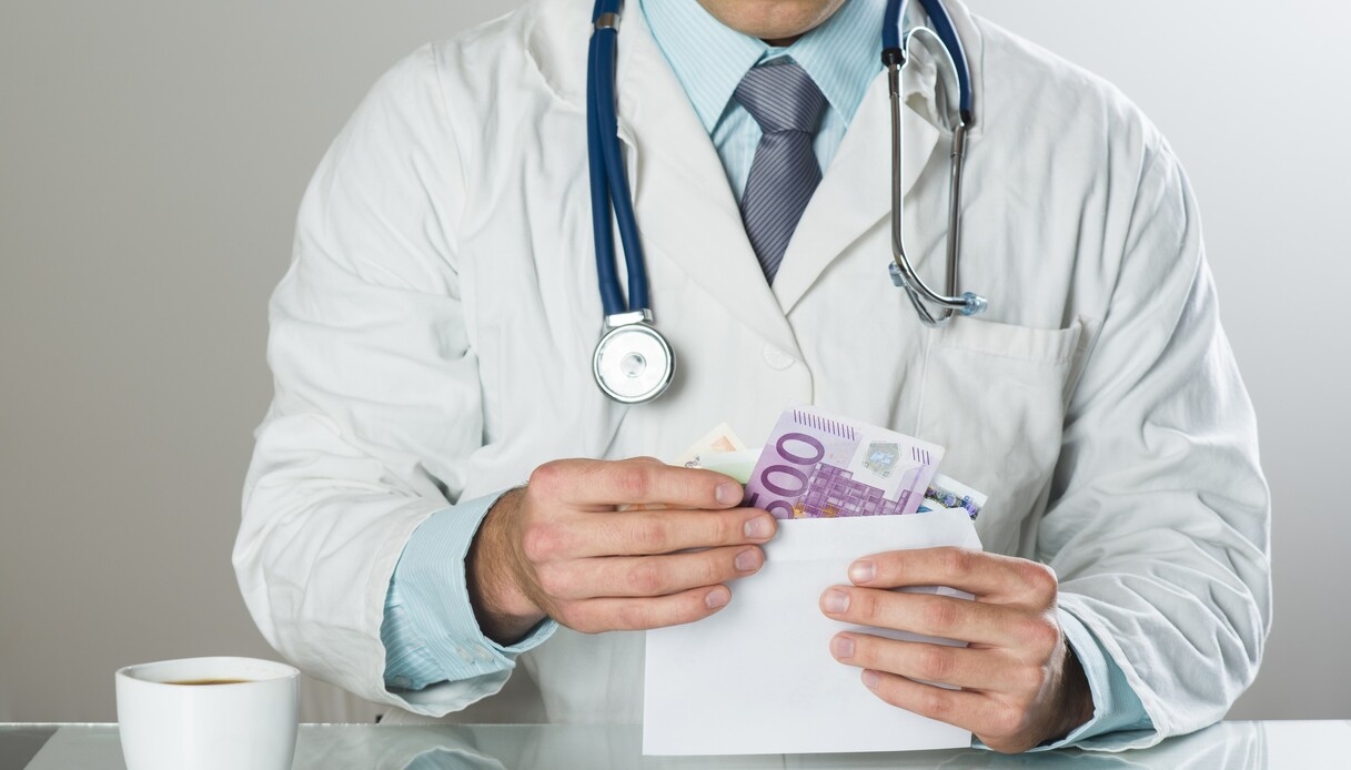 Se o médico pede dinheiro pelo atestado médico é corrupção