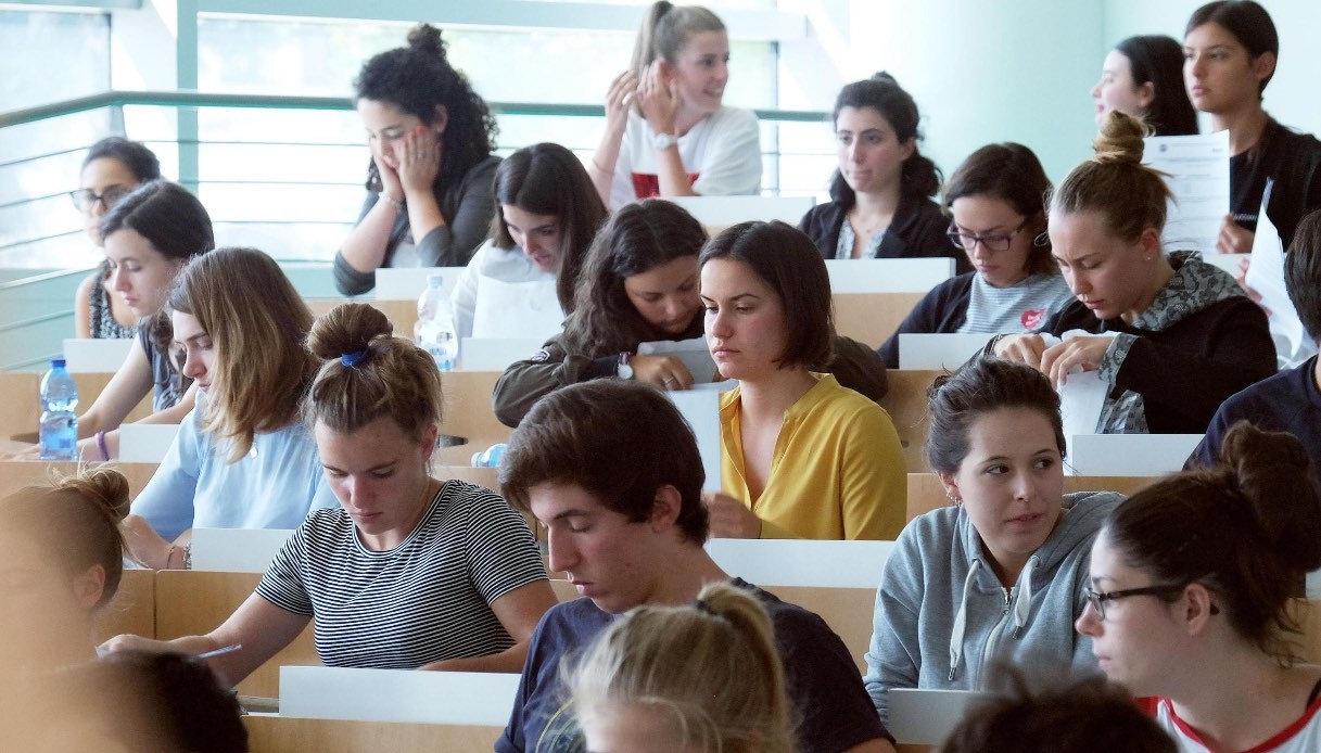 As matrículas na universidade estão crescendo, mas os salários continuam baixos para muitos graduados.