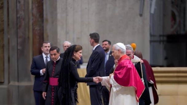 Raquel Peña, Papa'nın papalık görevini başlatma ayinine katılıyor.