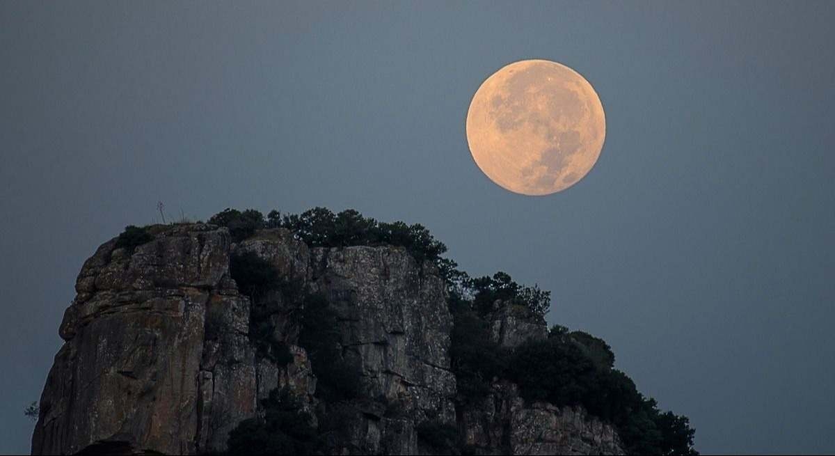 La Luna dello Storione arriverà il 9 agosto: ecco il trucco definitivo per fotografarla con il telefono e farla sembrare come la vedi.