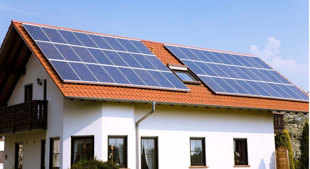 Właściciel domu dzieli się rachunkiem, który otrzymał od firmy energetycznej po zainstalowaniu paneli słonecznych: „Sprawdź, czy to dobra opcja”.