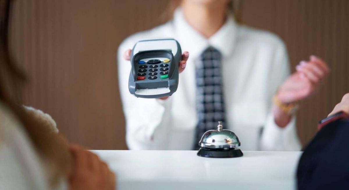 Dois turistas foram presos por tentarem fazer uma transferência de € 4.000 para um hotel usando uma IA falsa