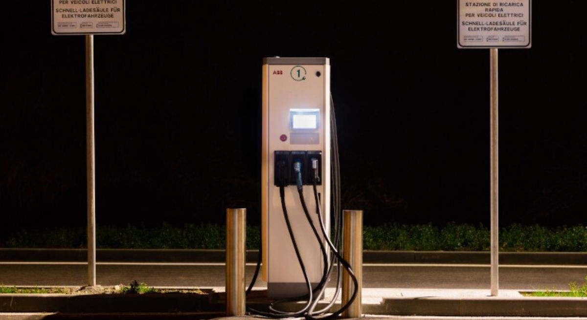 EEUU congela el futuro de los vehículos eléctricos: desmantelan la red de cargadores y vehículos del gobierno