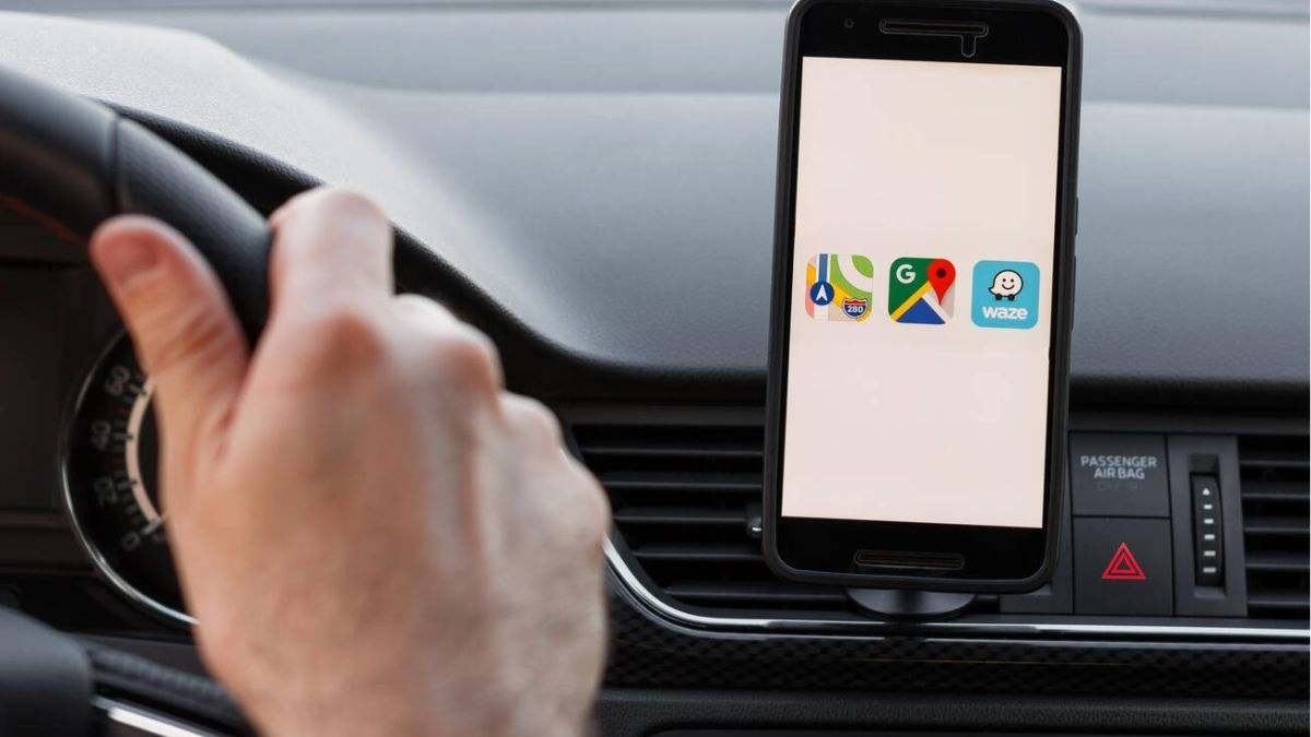 Badania pokazują, że osoby korzystające z Map Google i Waze podczas jazdy samochodem częściej otrzymują mandaty