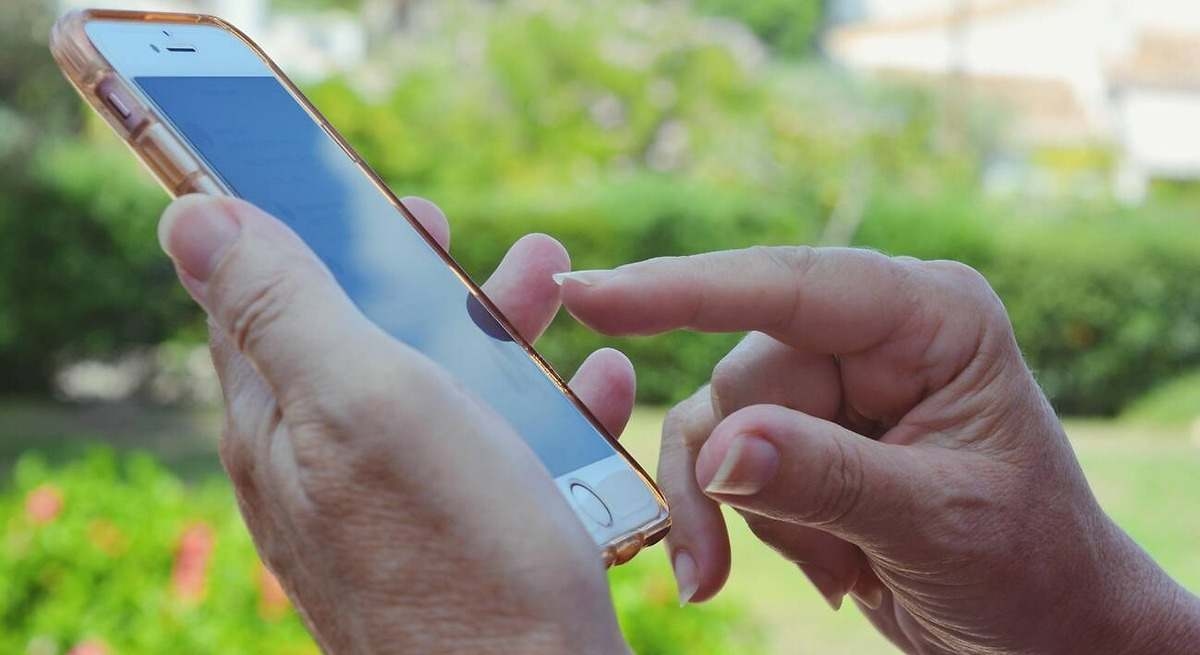 Le persone che usano ancora un solo dito per usare il telefono spesso presentano questi 10 tratti distintivi della personalità.