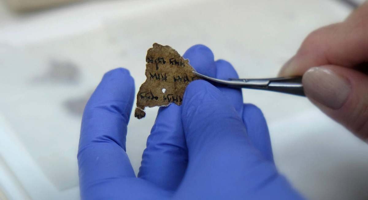 Antik yazıları analiz eden bir yapay zeka, Ölü Deniz Parşömenleri'nin yaşı hakkında yeni tahminlerde bulunuyor.