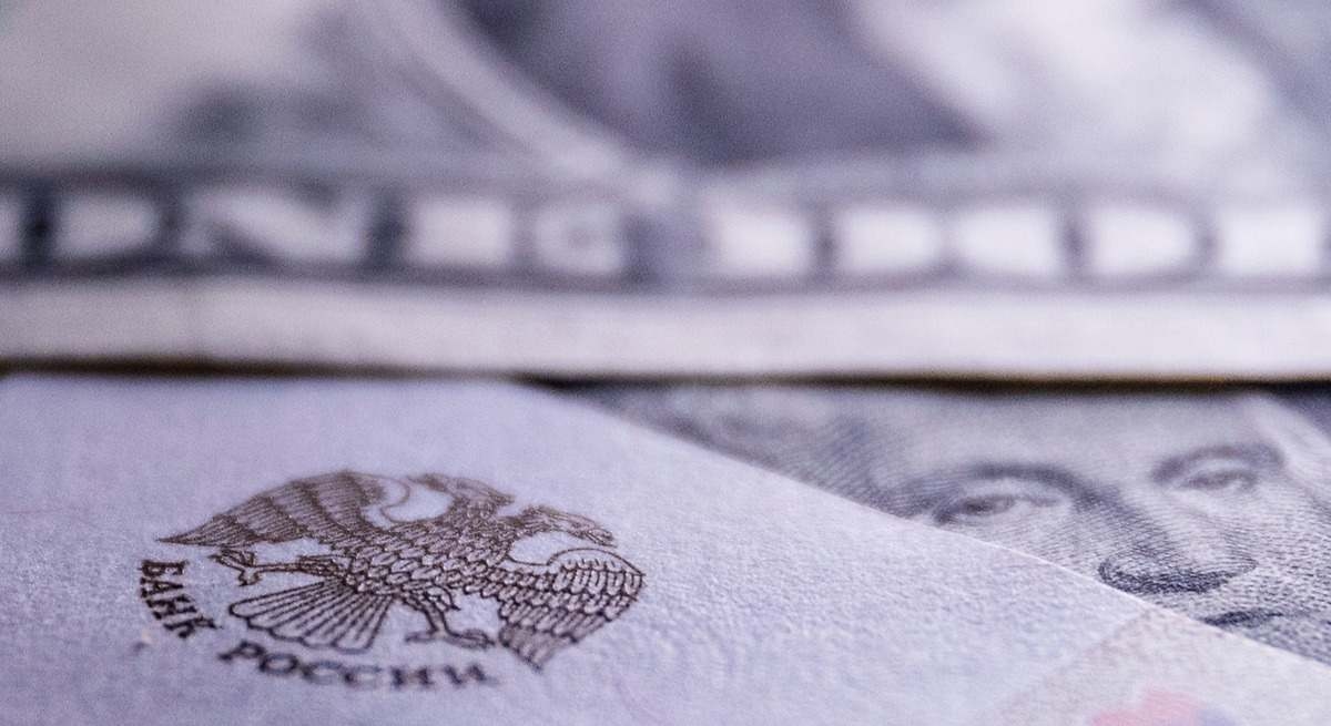 El misterio del mejor activo financiero del mundo: la economía de guerra de Rusia ha convertido al rublo en un bastión