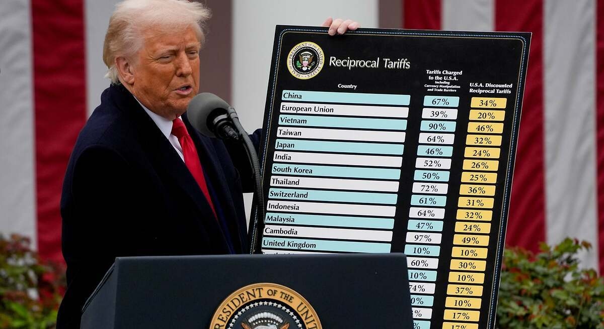 Bruxelles sta valutando la possibilità di accettare i dazi del 10% di Trump in cambio di esenzioni in settori chiave come l'automotive e l'aviazione.