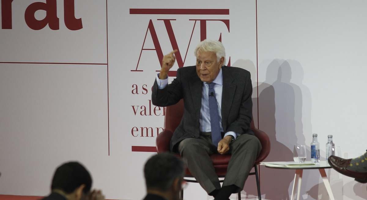 Felipe González, on the regional debt reduction: "We are all going to bear the debt"