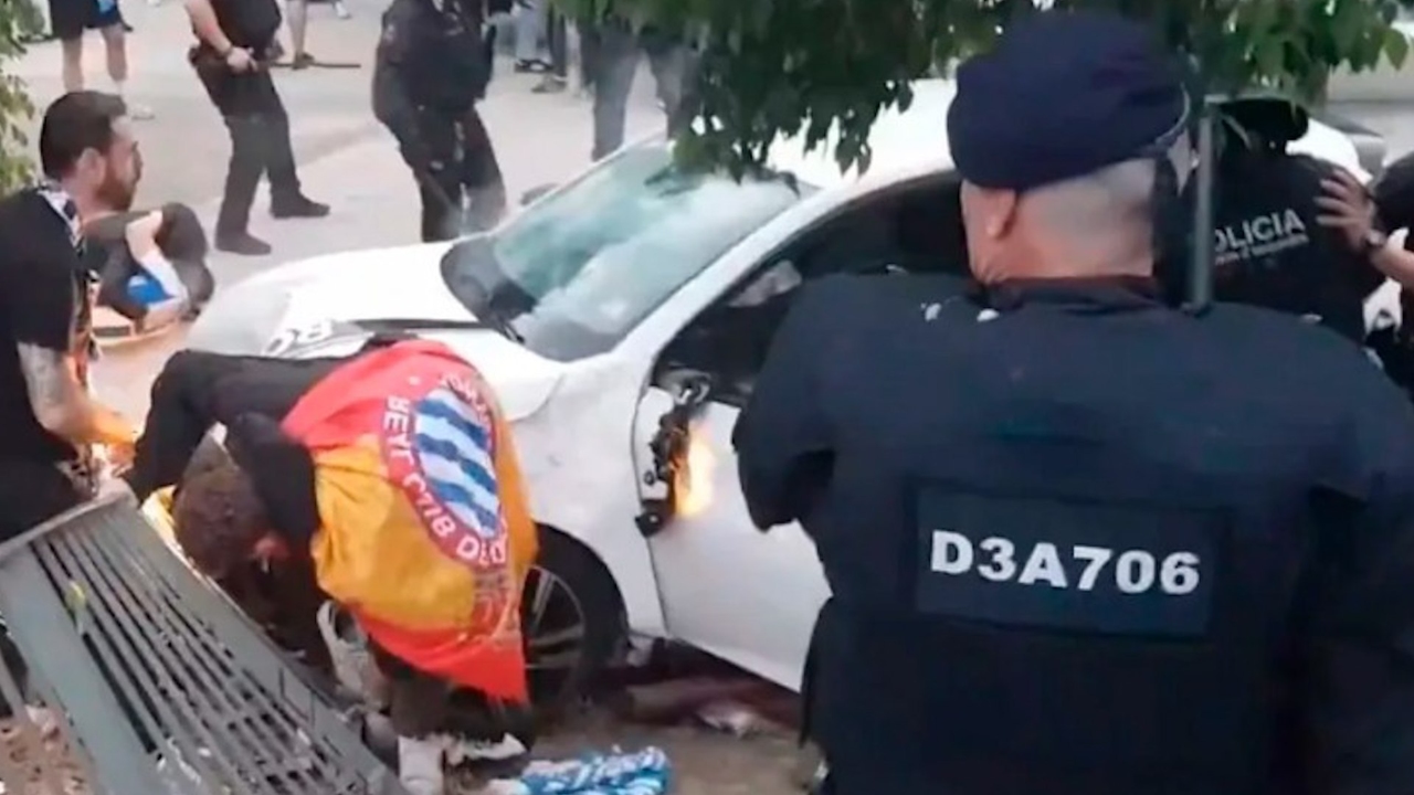 Een vrouw is gearresteerd voor een massale aanval buiten het Cornellà-stadion, waarbij de wedstrijd Espanyol-Barça enkele minuten werd stilgelegd. Daarbij raakten zeker dertien mensen gewond.
