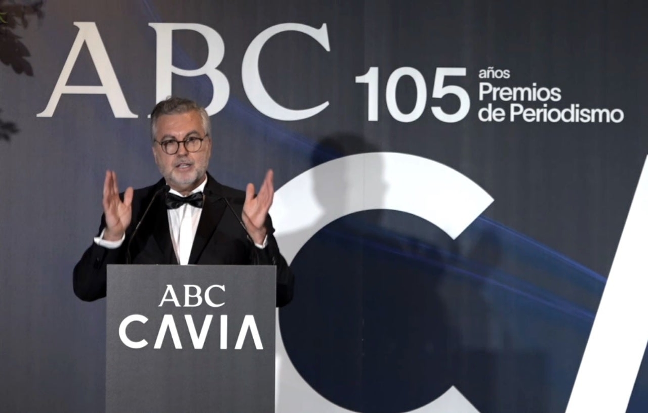 Carlos Alsina, lauréat du prix Luca de Tena : « J'ai troqué la presse écrite contre la radio et je n'ai pas arrêté d'écrire depuis. »